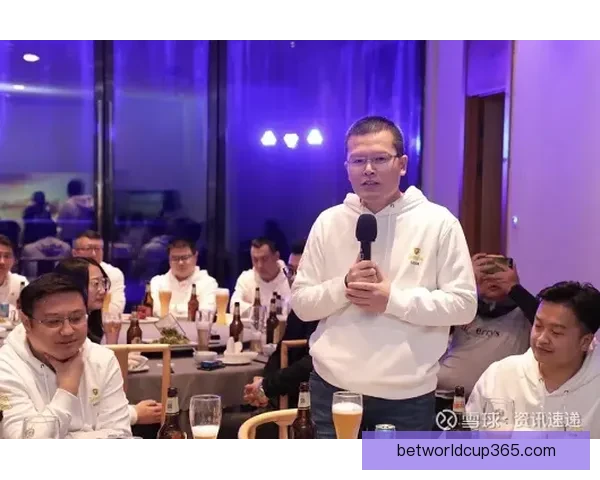 艾维街头演讲引关注 手持麦克风与路人分享独到见解与生活感悟