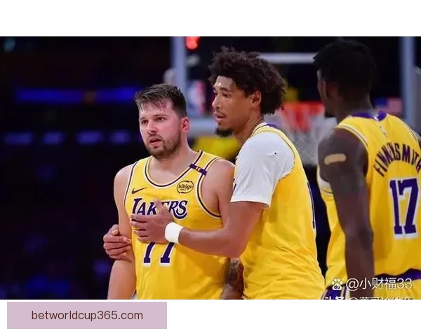 詹姆斯：东契奇关键时刻爆发 我虽疲惫依旧与队友一起拼搏取胜